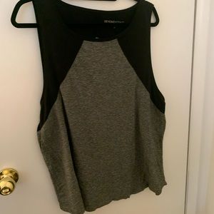 Beyond Yoga slit back tank in black and gray. Size 2X UEC